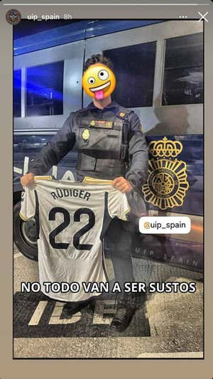 El policía con su premio.  INSTAGRAM