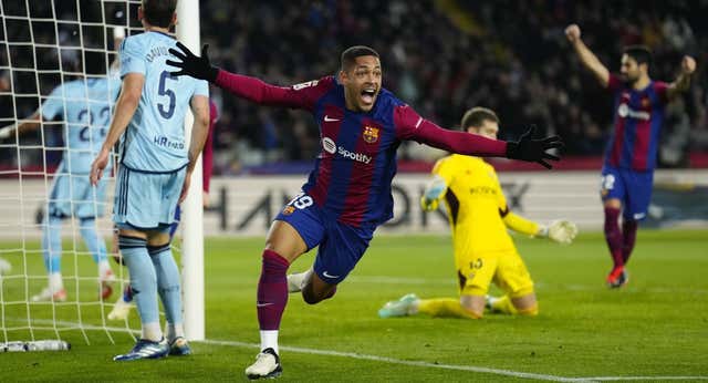 El entorno de Vitor Roque busca explicaciones: «Igual no es una prioridad para Xavi…»