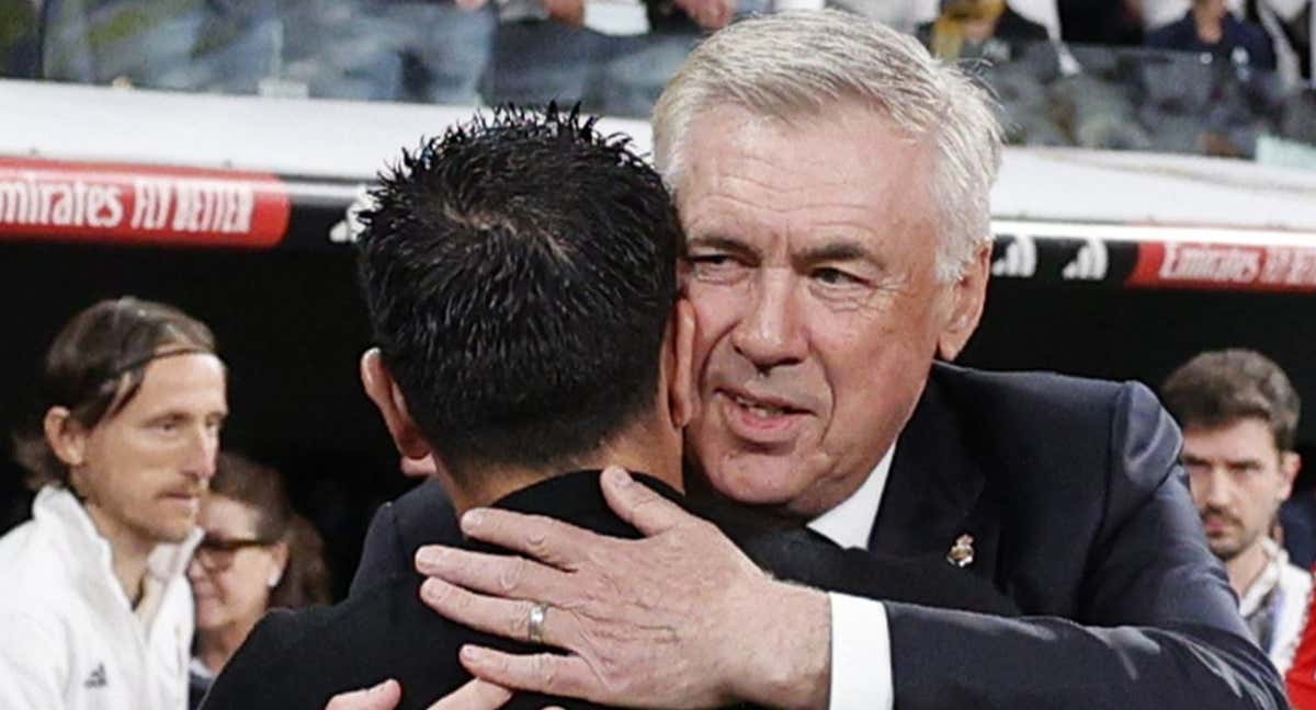 Xavi y Ancelotti se abrazan antes del último Clásico del Bernabéu. /AGENCIAS