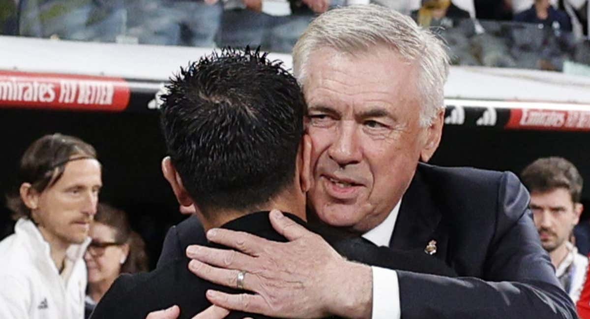 Xavi y Ancelotti se abrazan antes del último Clásico del Bernabéu.