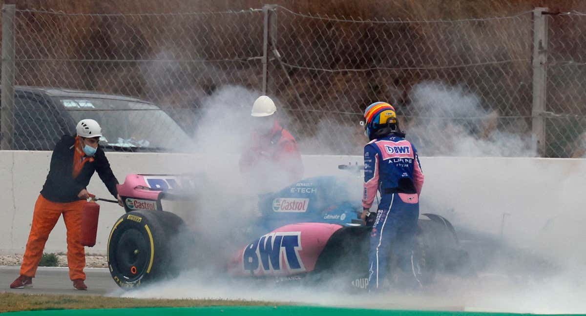 Fernando Alonso, con su Alpine averiado. /REUTERS