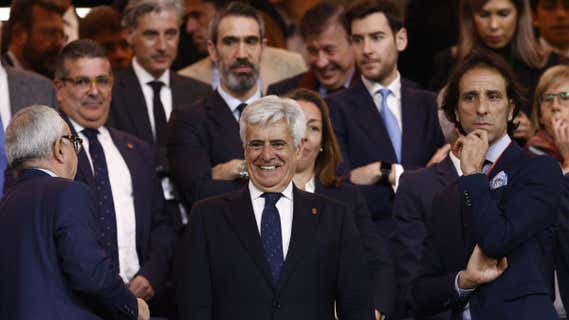 El candidato a la RFEF, Pedro Rocha, presidiendo el palco del Bernabéu durante el España-Brasil./AFP