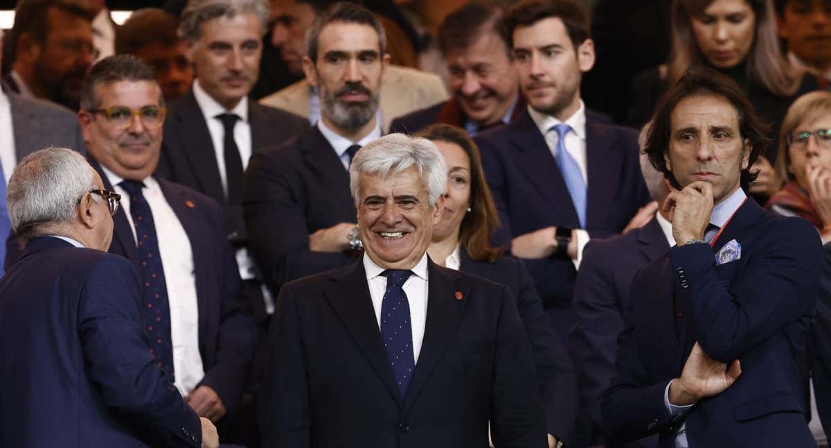 El candidato a la RFEF, Pedro Rocha, presidiendo el palco del Bernabéu durante el España-Brasil.