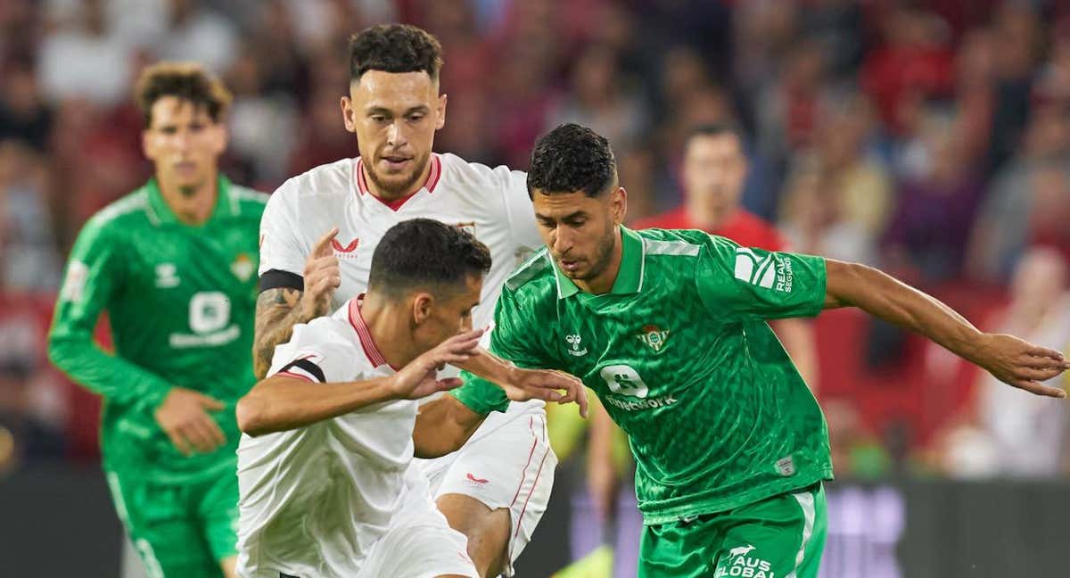Ayoze junto a Navas y Ocampos en el derbi de la primera vuelta.