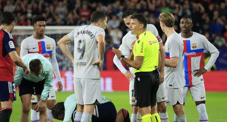 Gil Manzano habla con Lewandowski.
