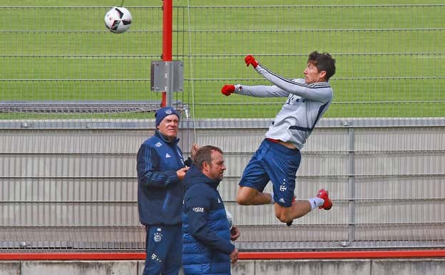 Hermann Gerland prueba a Lewandowski con el péndulo. BAYERN DE MÚNICH