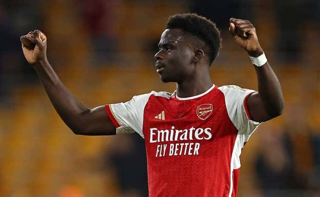Bukayo Saka, con la primera camiseta. AFP