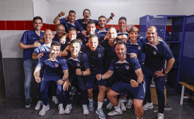 Torres y su cuerpo técnico celebran la victoria de la liga.  @AtletiAcademia