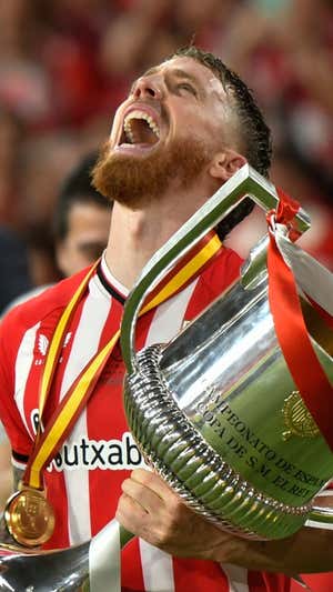 El capitán llora tras ganar la Copa en Sevilla. EFE