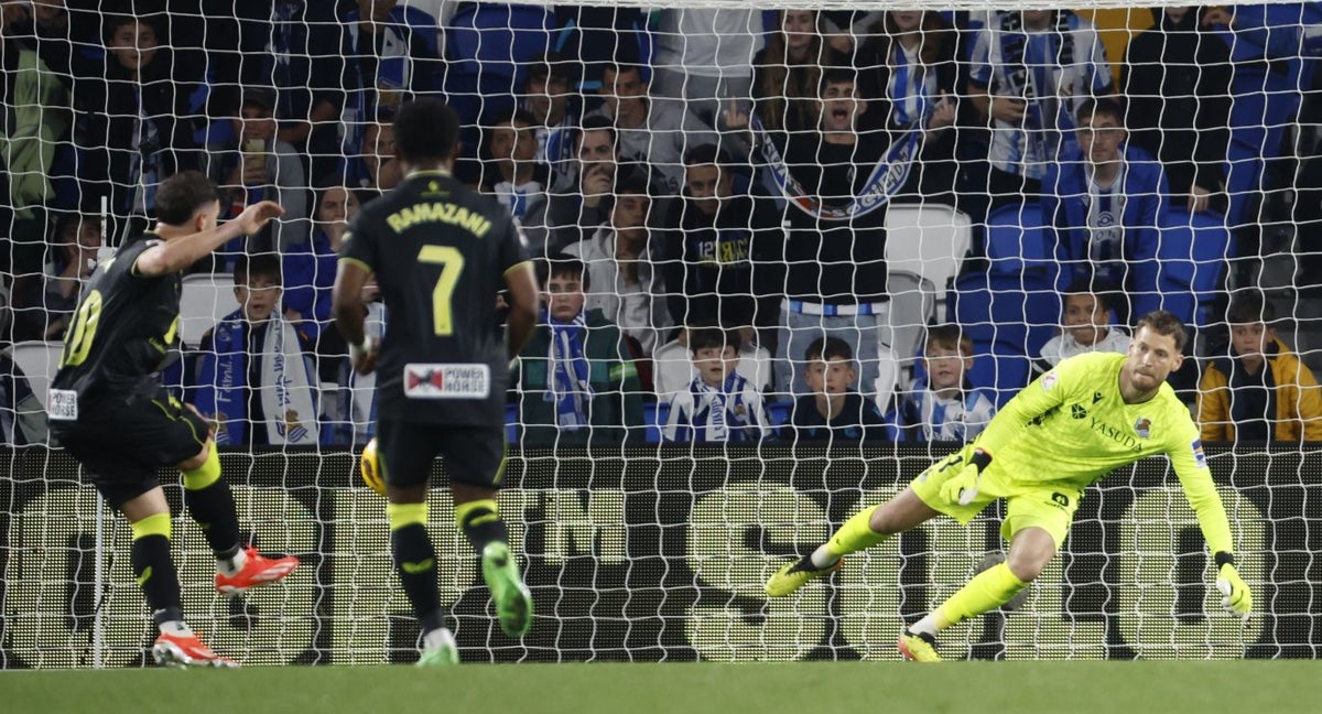 Álex Remiro intenta para un balón ante el Almería.