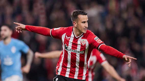 Álex Berenguer celebra un tanto en esta temporada. /AFP