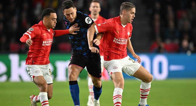 La grave lesión de Dest no cambia el plan del PSV, pero sí le costará millones al Barça