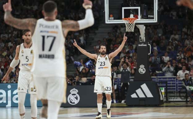Llul celebra el triple anotado ante Baskonia. EFE