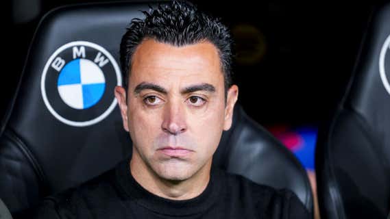 Xavi Hernández con gesto serio en el Santiago Bernabéu./AFP