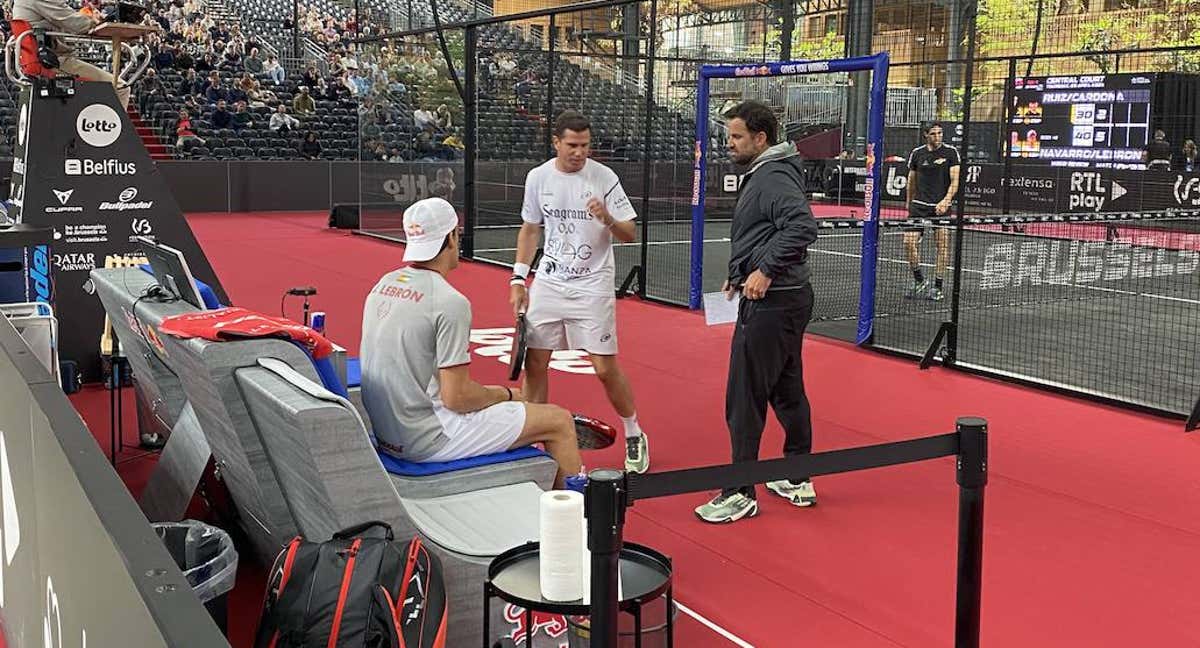 Juan Lebrón (29), sentado, y Paquito Navarro (35), en los octavos del Premier Padel de Bruselas. /RELEVO