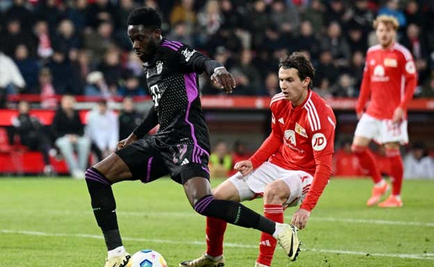 Alphonso Davies, en un partido con el Bayern.  REUTERS