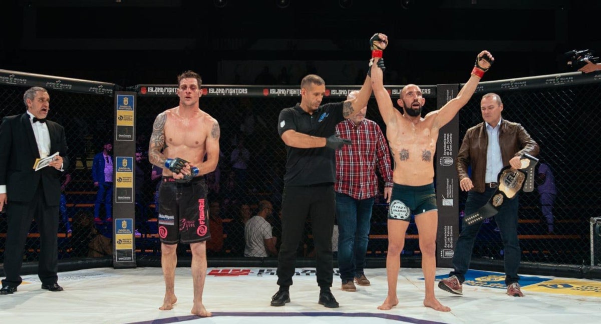 Daniel Requeijo celebra una de sus victorias por el título del peso pluma de AFL.