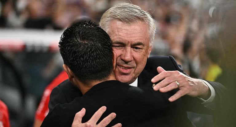 Ancelotti y Xavi se abrazan en el Camp Nou.
