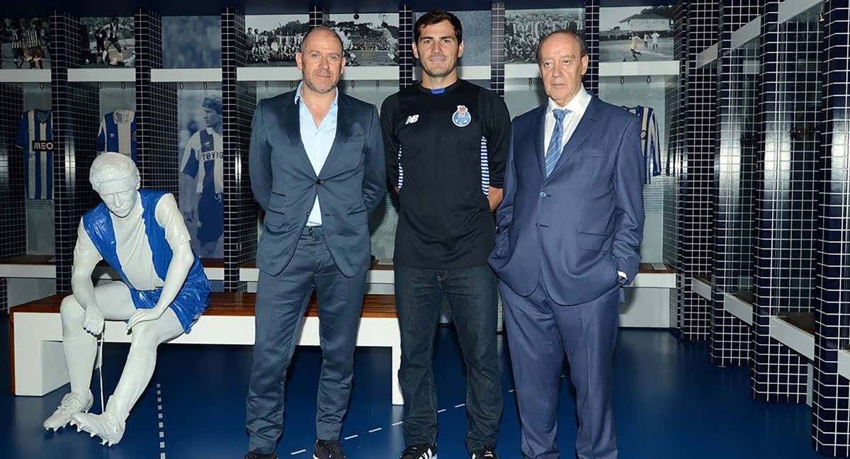 Pinto da Costa, a la derecha de la imagen, junto a Iker Casillas, en el museo del club. /FC PORTO