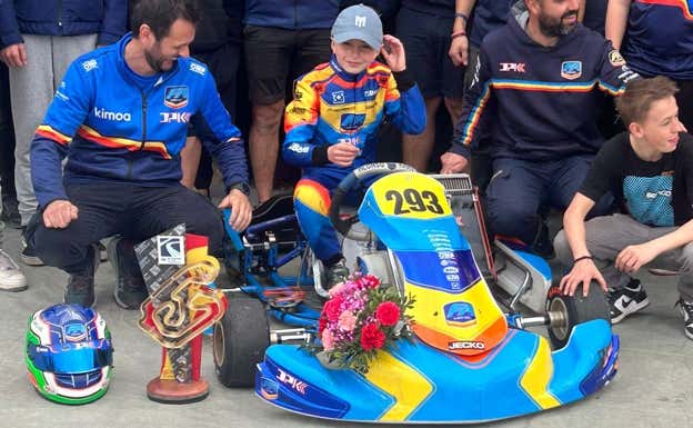 Bosco Arias, con su kart y el equipo.  RELEVO