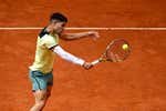 Qué es y para qué sirve la malla blanca que lleva Carlos Alcaraz en el brazo durante el Mutua Madrid Open