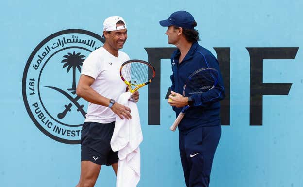 Nadal y Moyà se sonríen durante un entrenamiento en la Caja Mágica.  EP