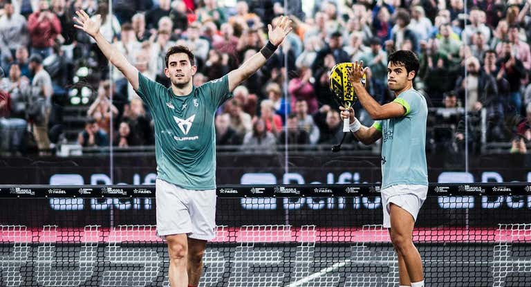 Jon y Coki celebran la victoria en Bruselas.