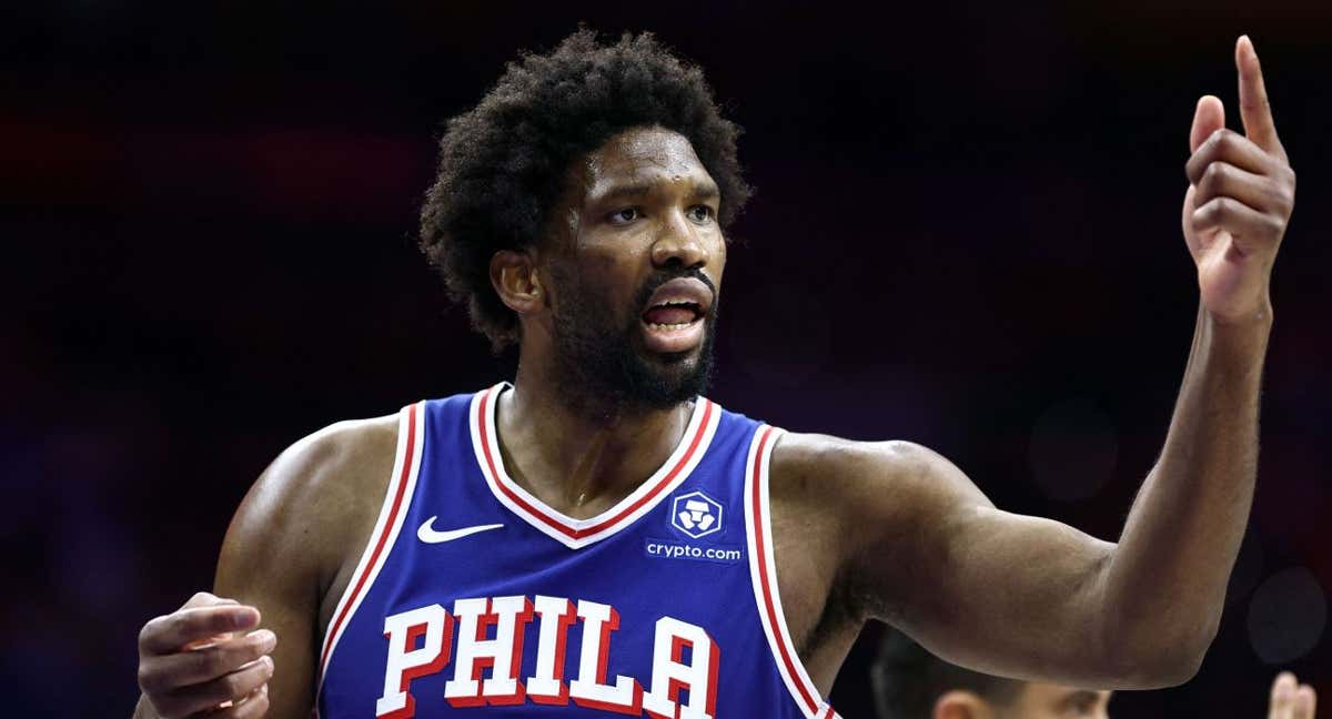 Joel Embiid protesta por una jugada durante el último cuarto ante los Knicks./AFP