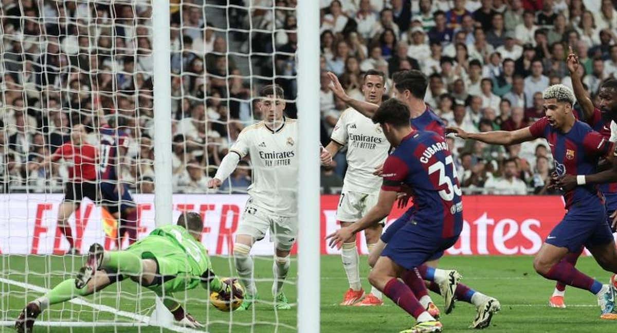 Lunin saca el balón tras el polémico lance del último Clásico. /AFP