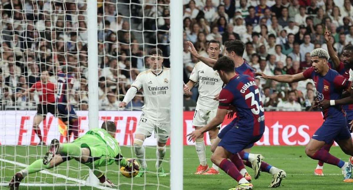 Lunin saca el balón tras el polémico lance del último Clásico.