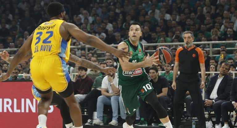 Josh Nebo defiende a Kostas Sloukas en el segundo partido de la serie.