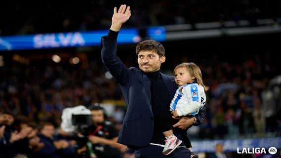 David Silva saluda a los aficionados del Reale Arena durante su homenaje./LALIGA