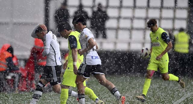¡Cómo está Segunda! El líder puede caerse tras 25 jornadas seguidas y una granizada lleva el Burgos-Amorebieta al 104′