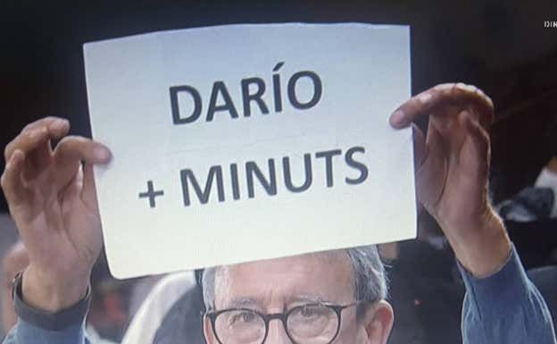 El aficionado @adribasket31 hizo captura del momento en el que el señor mostraba el cartel sobre Brizuela y lo publicó en X.