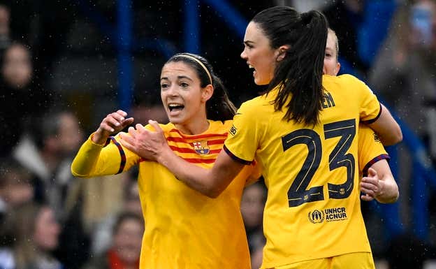 Aitana celebrando con Engen su gol.  REUTERS