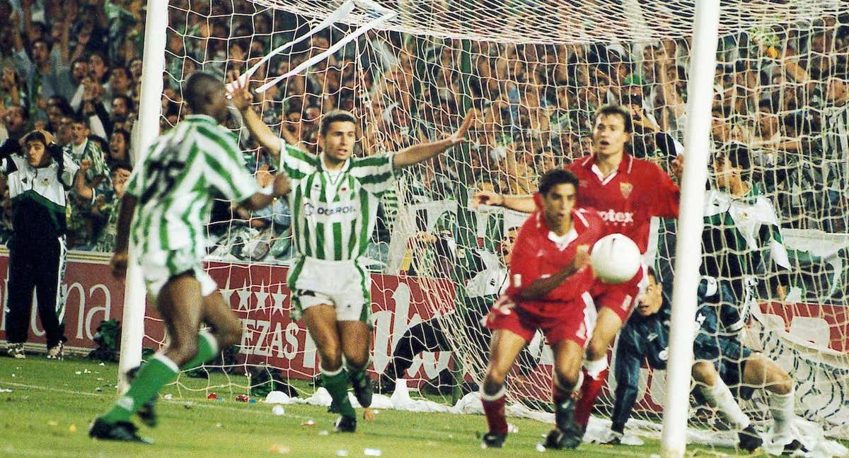 El bético Bjelica levanta los brazos para reclamar el gol con Prieto y Unzué dentro de la portería.