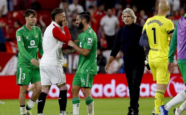 Isco y Ramos charlan después del derbi.