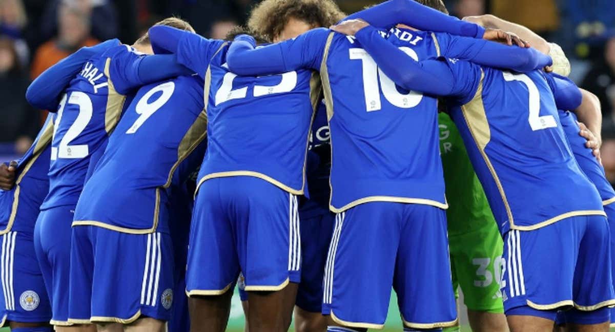 Los jugadores del Leicester se funden en un abrazo antes de un partido./Instagram