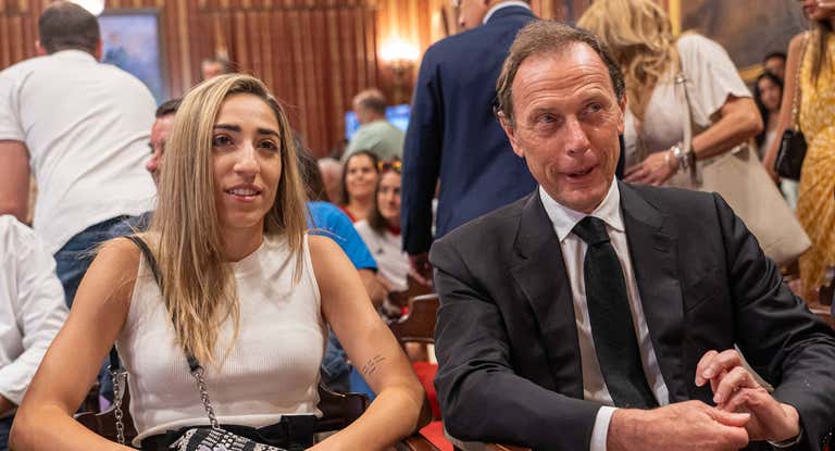 Olga Carmona y Emilio Butragueño, durante un evento en Sevilla.