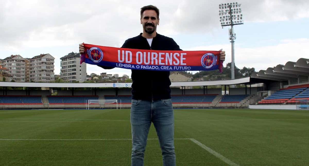 Borja Fernández posa con la bufada de la UD Ourense.