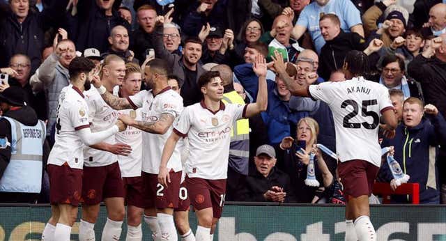 Haaland y De Bruyne mantienen al City en la pelea por una Premier League que tienen en su mano