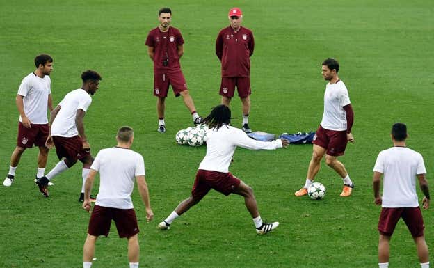 Carlo y Davide Ancelotti observan un rondo durante un entrenamiento previo a un partido de Champions.