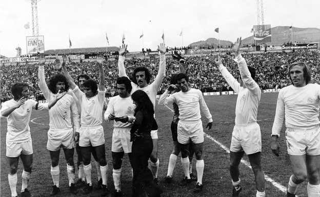 Del Bosque, en el centro de la imagen, saluda junto a una plantilla con Breitner.  ABC
