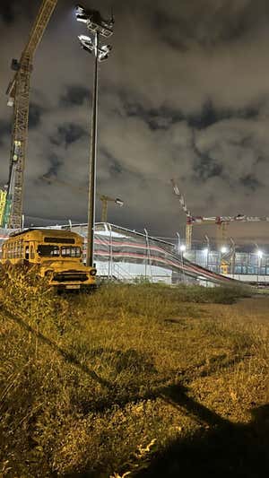 El histórico bus, a la izquierda, y el Camp Nou en obras, a la derecha. RELEVO