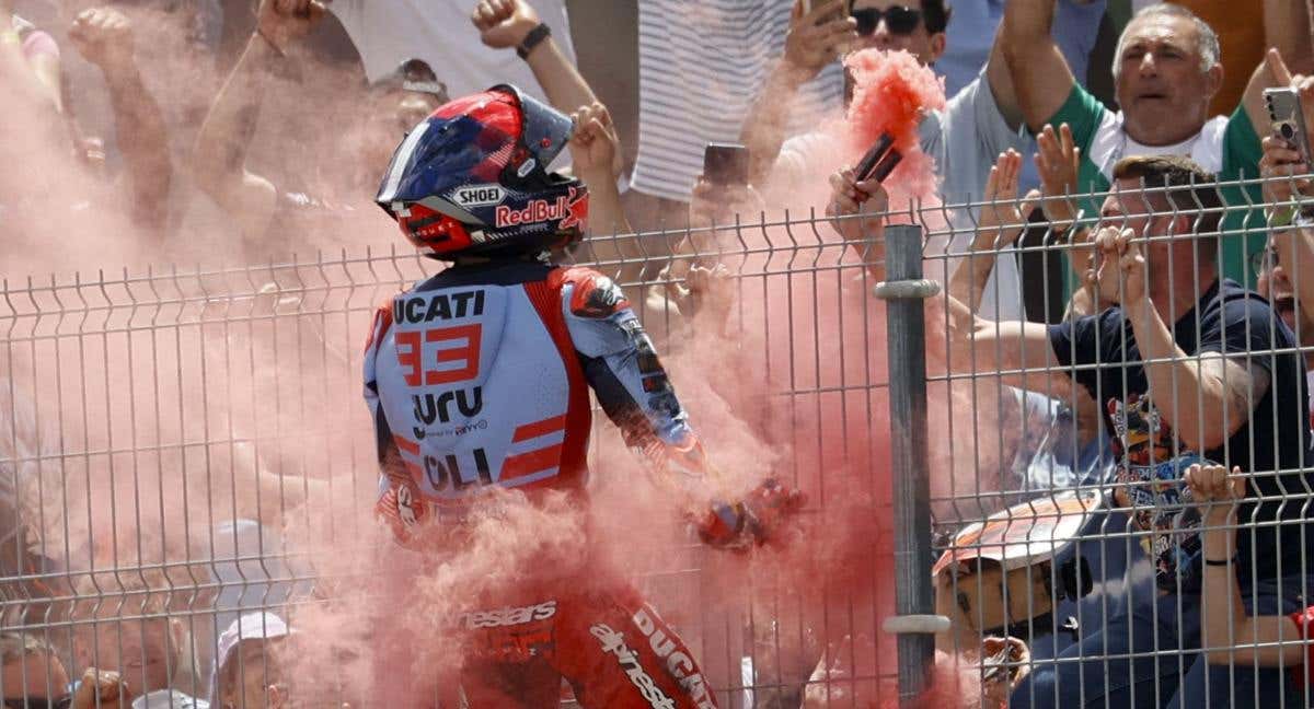 Marc Márquez celebra con la afición de Jerez el segundo puesto.