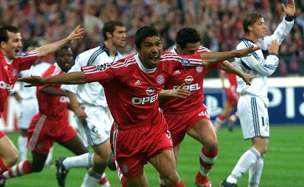 Elber celebra su gol a Casillas en 2001.  REUTERS