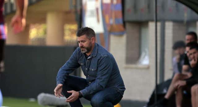 Una negociación a las espaldas deja a Estévez al borde de las lágrimas: “21 años entrenando y ha sido la semana más dura”