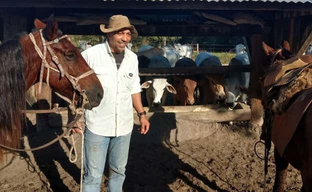 Elber, en su hacienda, con los caballos.  INSTAGRAM
