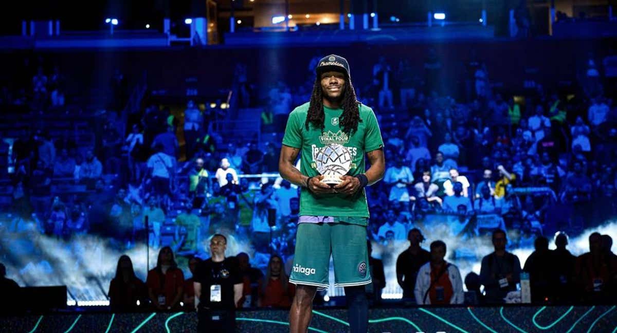 Kendrick Perry posa con el MVP de la Final Four de la BCL. /BCL