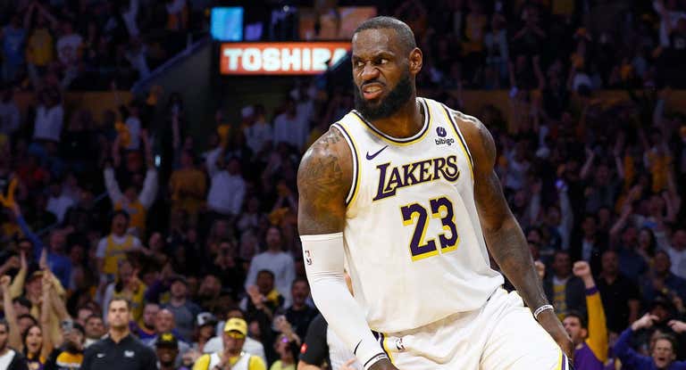 LeBron James frunce el ceño después de realizar un mate ante los Nuggets.